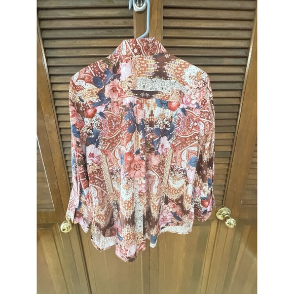 Chico's No-Iron Stretch Tapestry Print Shirt Women's Button Front Floral Size 2 - Picture 3 of 4